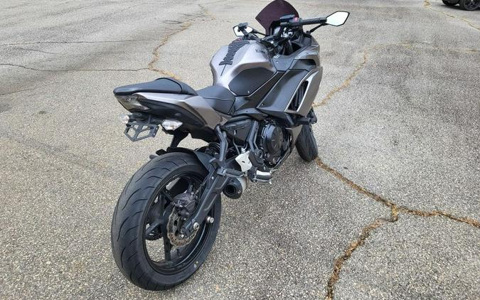 2021 Kawasaki Ninja® 650 ABS Metallic Graphite Gray/Metallic Spark Black