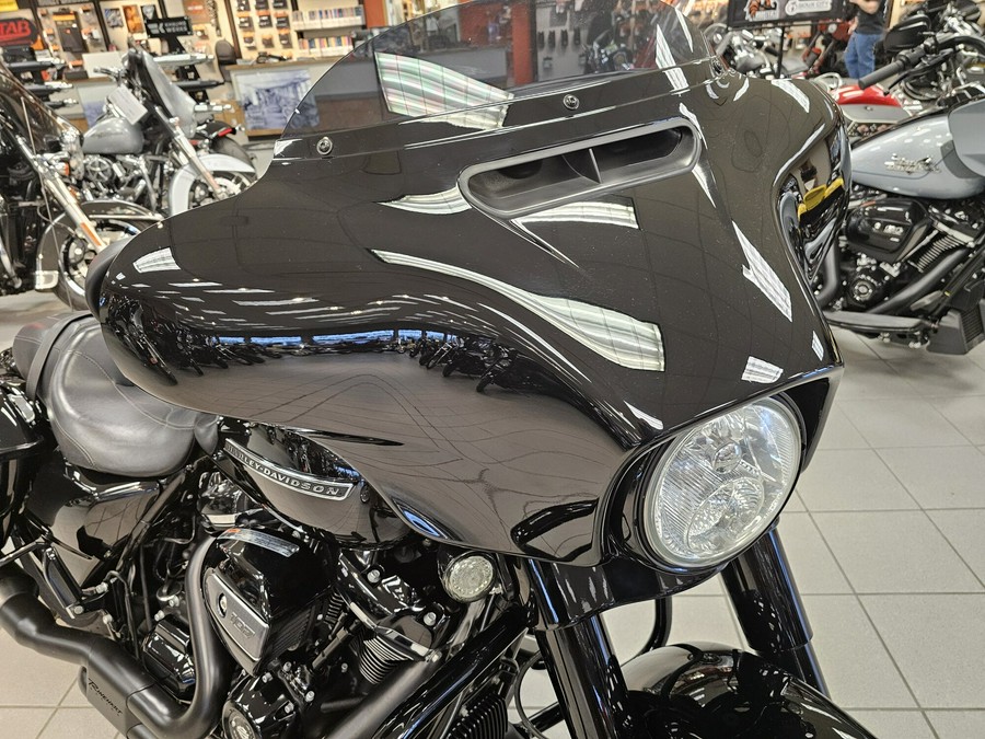 FLHXS 2018 Street Glide® Special