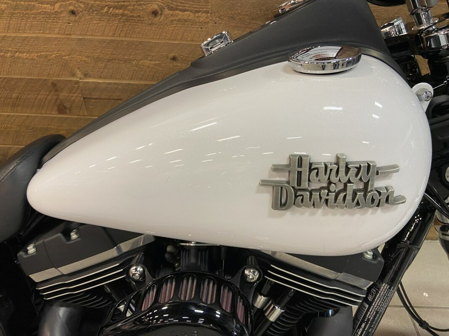 2016 Harley-Davidson® Street Bob® Crushed Ice Pearl FXDB