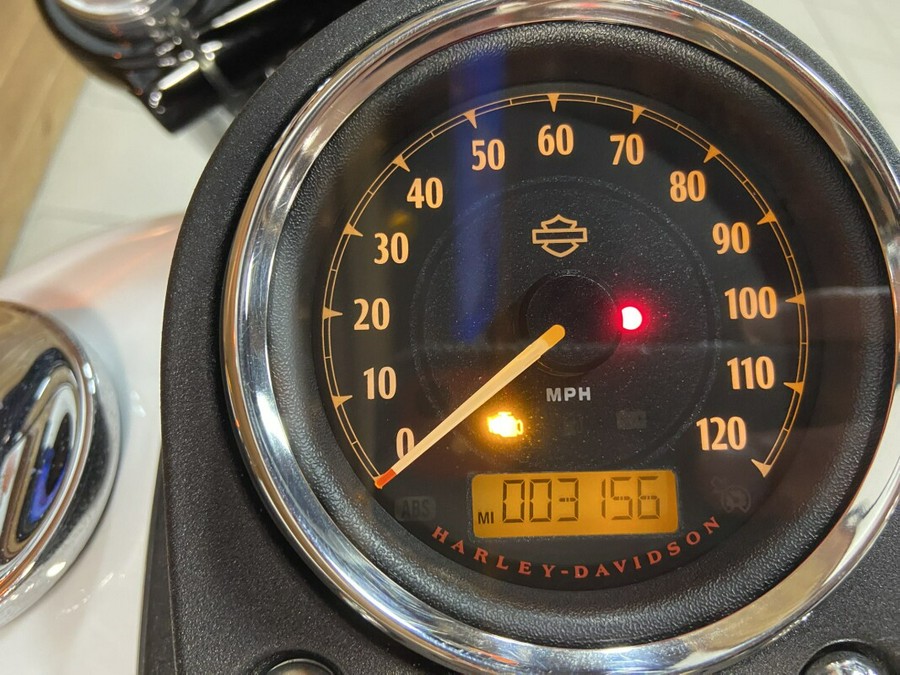 2016 Harley-Davidson® Street Bob® Crushed Ice Pearl FXDB