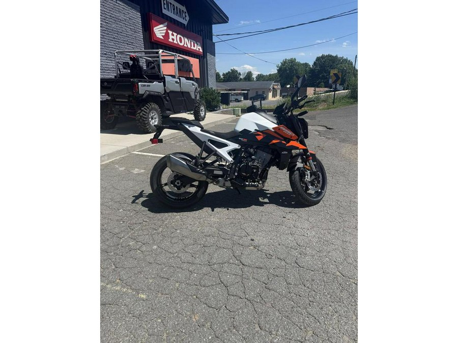 2027 KTM 990 DUKE