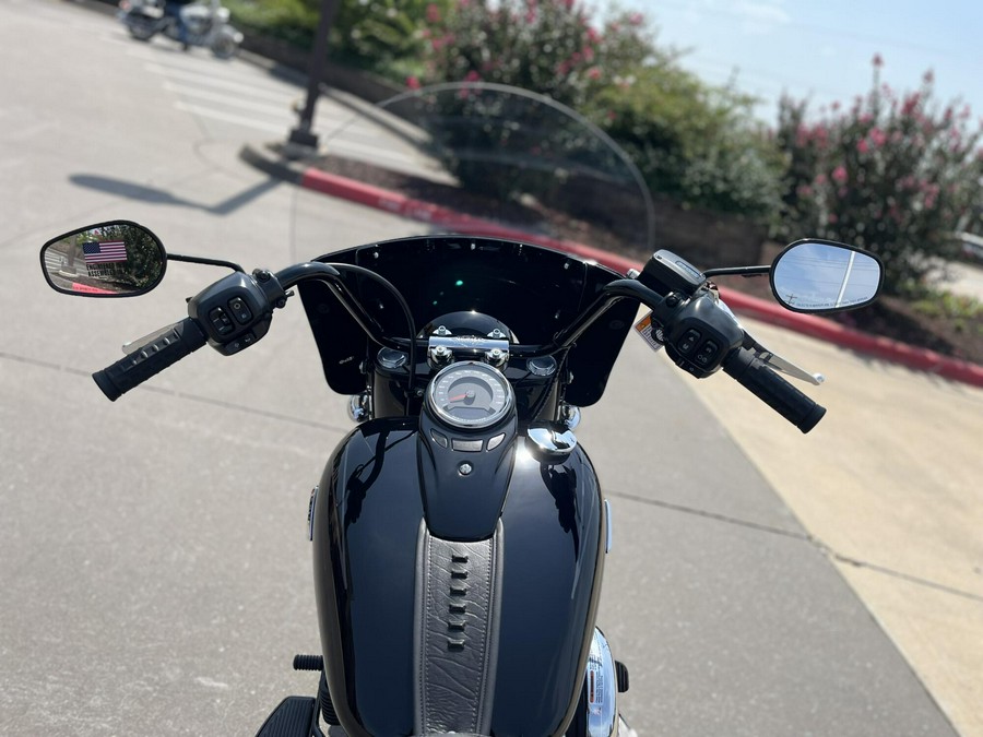 2026 Harley-Davidson® FLHC Heritage Classic Vivid Black Black