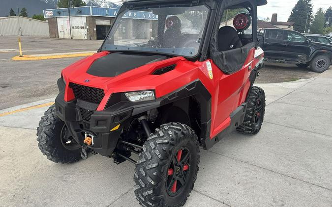 2017 Polaris® GENERAL™ 1000 EPS Indy Red