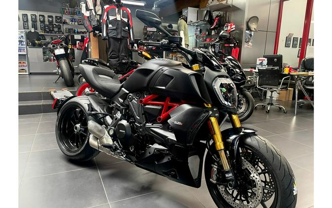 2023 Ducati Diavel V4 First Look [A Dozen Fast Facts + 28 Photos]