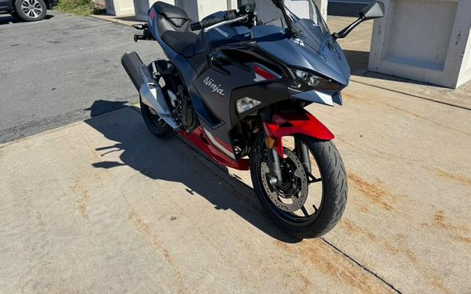 2026 Ninja 500 ABS Metallic Matte Twilight Blue/Candy Persimmon Red - Kawasaki