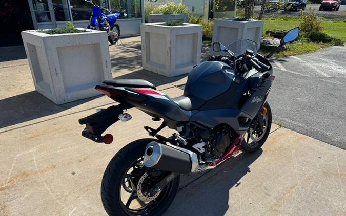 2026 Ninja 500 ABS Metallic Matte Twilight Blue/Candy Persimmon Red - Kawasaki