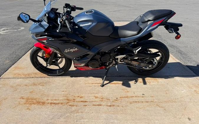 2026 Ninja 500 ABS Metallic Matte Twilight Blue/Candy Persimmon Red - Kawasaki