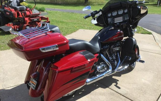 2017 Harley-Davidson® CVO™ Street Glide® STARFIRE BLACK and ATOMIC RED