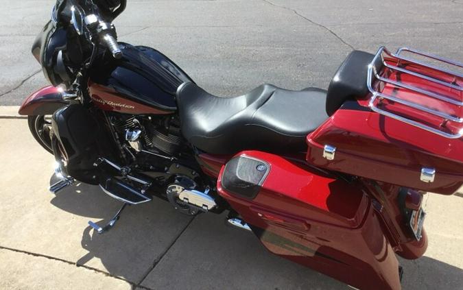 2017 Harley-Davidson® CVO™ Street Glide® STARFIRE BLACK and ATOMIC RED