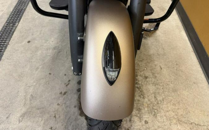 2024 Indian Chieftain Dark Horse w/Powerband Audio Pkg Sandstone Smoke