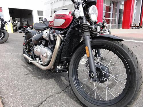 2019 Indian Scout Bobber vs. Triumph Bonneville Bobber Black: Comparison Review