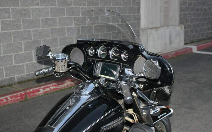 Harley-Davidson® Tri Glide® Ultra 2016 flhtcutg 853369B BLACK W/PINSTRIPE