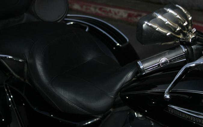 Harley-Davidson® Tri Glide® Ultra 2016 flhtcutg 853369B BLACK W/PINSTRIPE