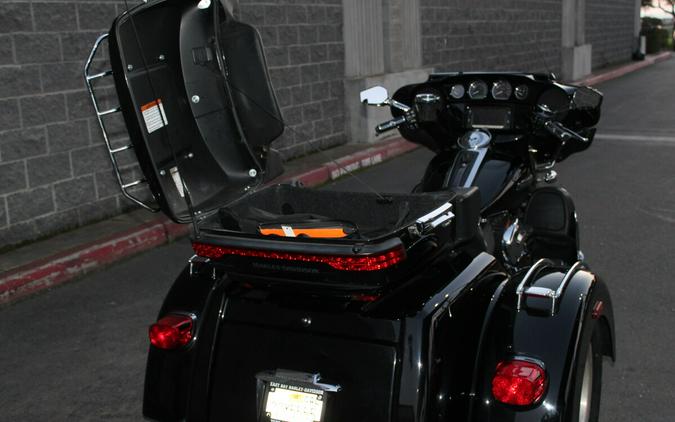 Harley-Davidson® Tri Glide® Ultra 2016 flhtcutg 853369B BLACK W/PINSTRIPE