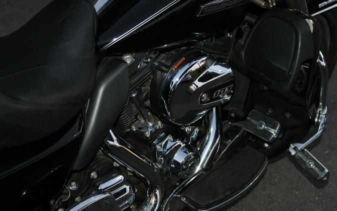 Harley-Davidson® Tri Glide® Ultra 2016 flhtcutg 853369B BLACK W/PINSTRIPE
