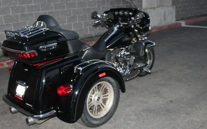Harley-Davidson® Tri Glide® Ultra 2016 flhtcutg 853369B BLACK W/PINSTRIPE