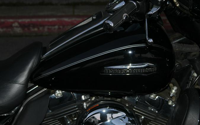 Harley-Davidson® Tri Glide® Ultra 2016 flhtcutg 853369B BLACK W/PINSTRIPE