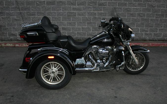 Harley-Davidson® Tri Glide® Ultra 2016 flhtcutg 853369B BLACK W/PINSTRIPE