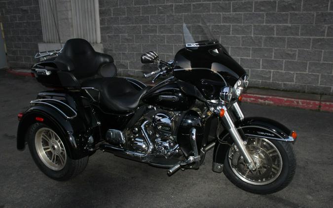 Harley-Davidson® Tri Glide® Ultra 2016 flhtcutg 853369B BLACK W/PINSTRIPE