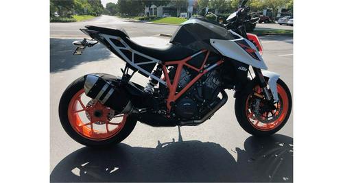 Comparison Ride Review: 2017 Aprilia Tuono V4 1100 vs. 2017 KTM Super Duke 1290 R