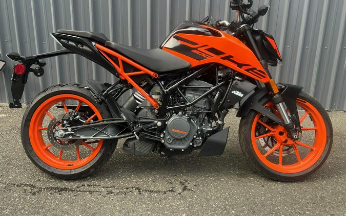 2021 KTM 200 Duke and 390 Duke First Look Preview