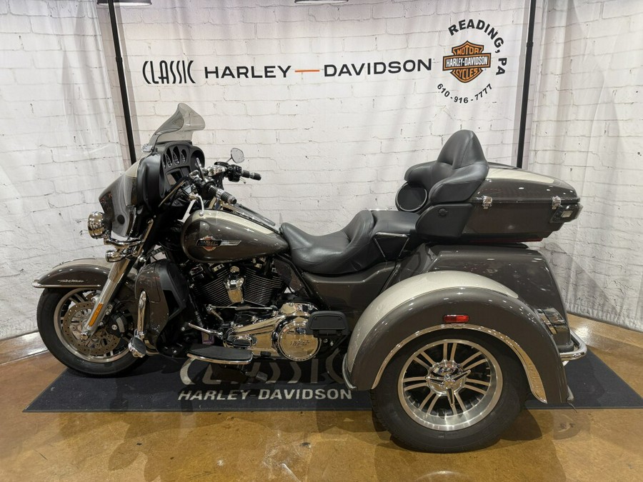 2023 Harley-Davidson® Tri Glide® Ultra FLHTCUTG 860841 Gray Haze/Silver Fortune