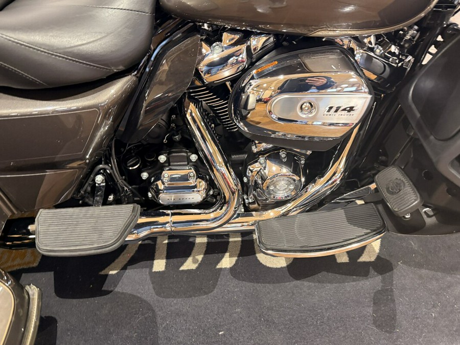 2023 Harley-Davidson® Tri Glide® Ultra FLHTCUTG 860841 Gray Haze/Silver Fortune