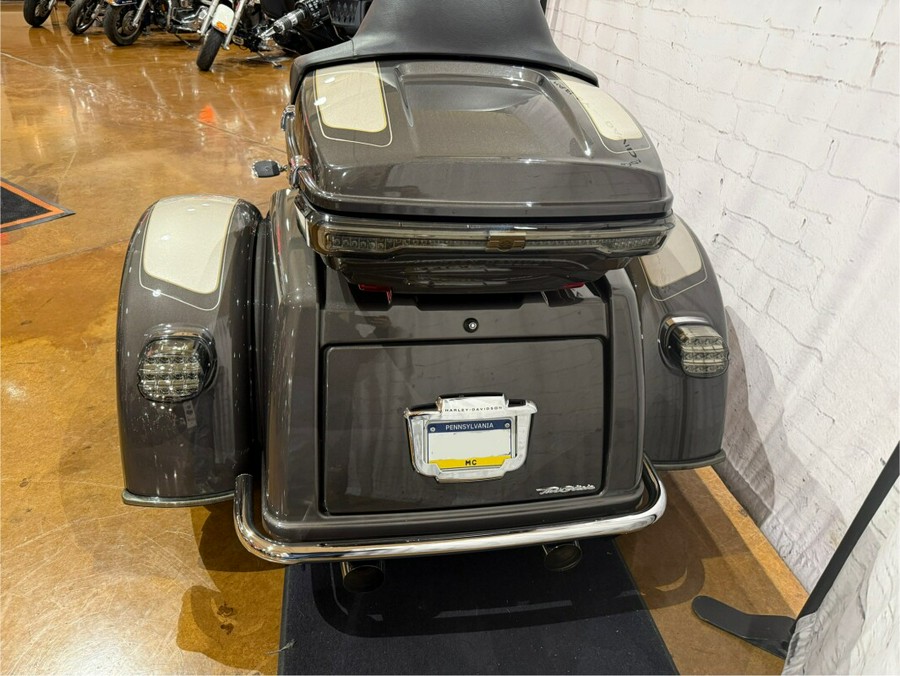 2023 Harley-Davidson® Tri Glide® Ultra FLHTCUTG 860841 Gray Haze/Silver Fortune