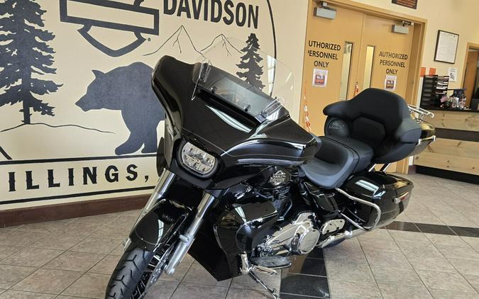 2026 Harley-Davidson® Street Glide® Vivid Black Chrome Trim