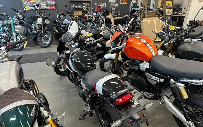 2026 Triumph Thruxton 400 Phantom Black / Aluminium Silver