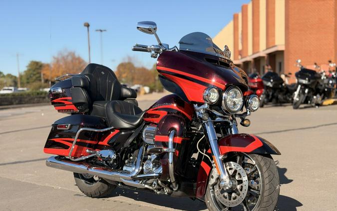 2017 Harley-Davidson® CVO™ Limited FLHTKSE Black Garnet & Electric Red Pearl