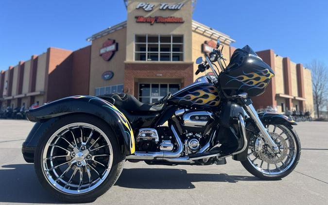 2024 Harley-Davidson® FLTRT Road Glide® 3 Vivid Black/Custom Flames 858548