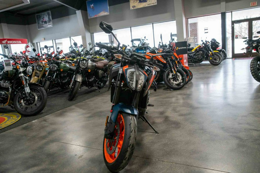 2023 KTM 890 Duke R