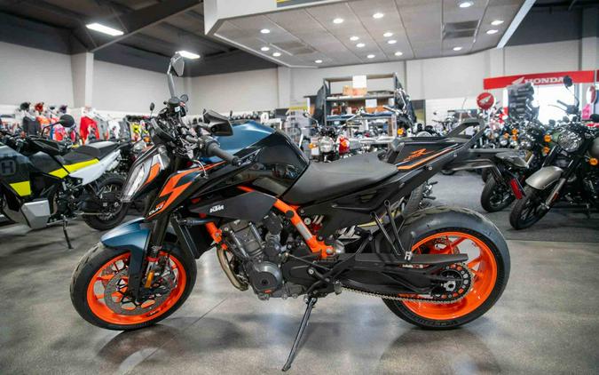 2023 KTM 890 Duke R