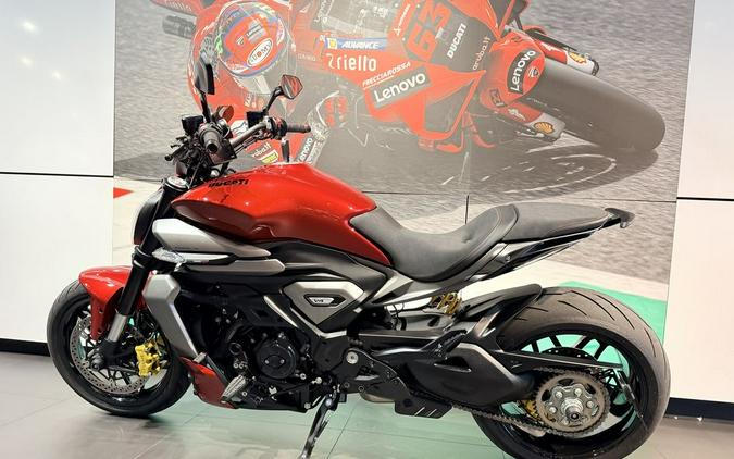 2026 Ducati XDiavel V4 Burning Red
