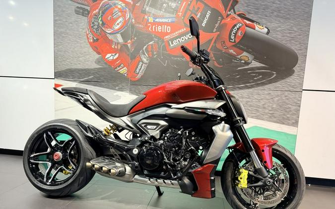 2026 Ducati XDiavel V4 Burning Red