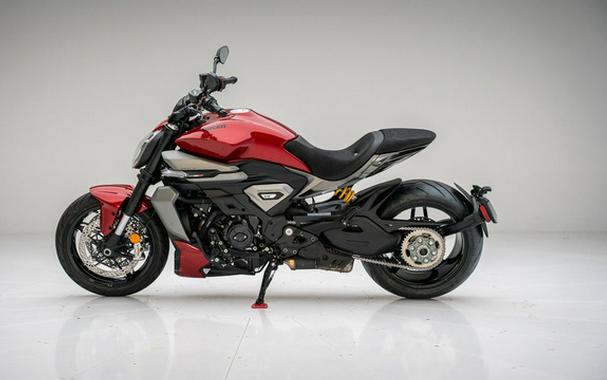 2026 Ducati XDiavel V4 Burning Red