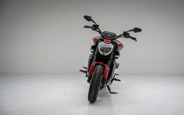 2026 Ducati XDiavel V4 Burning Red