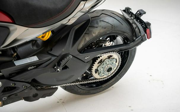 2026 Ducati XDiavel V4 Burning Red