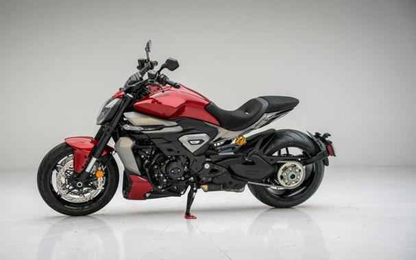 2026 Ducati XDiavel V4 Burning Red