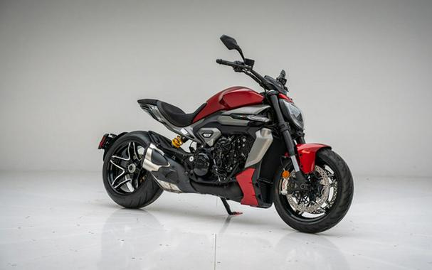 2026 Ducati XDiavel V4 Burning Red
