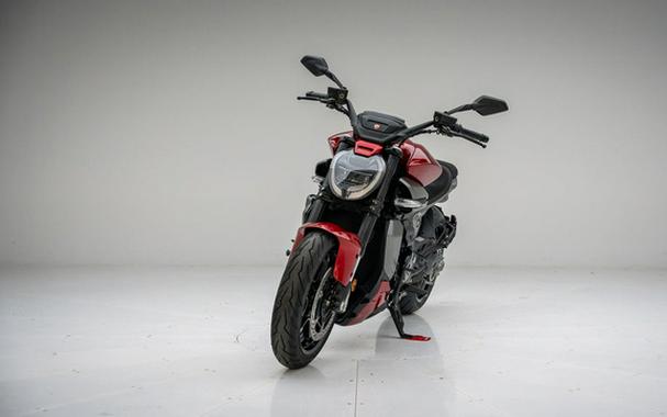 2026 Ducati XDiavel V4 Burning Red