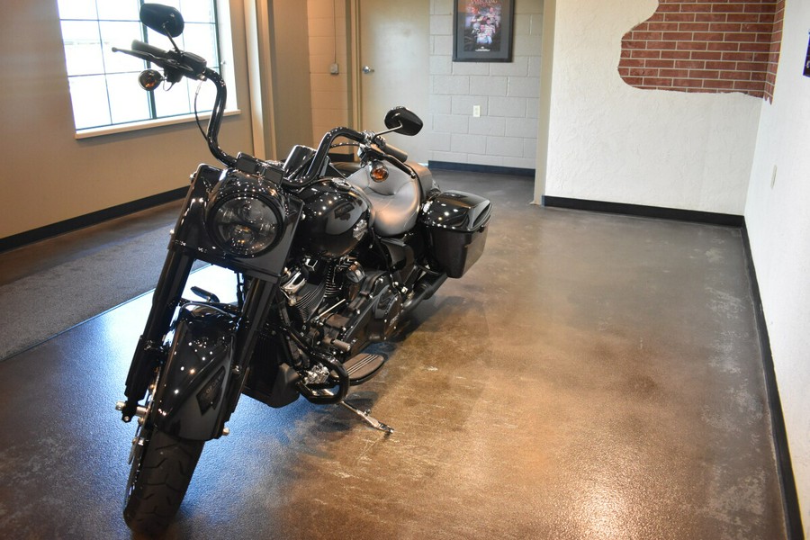 2025 Harley-Davidson® Road King® Special Vivid Black