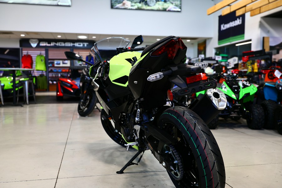 2026 Kawasaki Ninja 500 SE ABS Metallic Yellowish GreenEbony