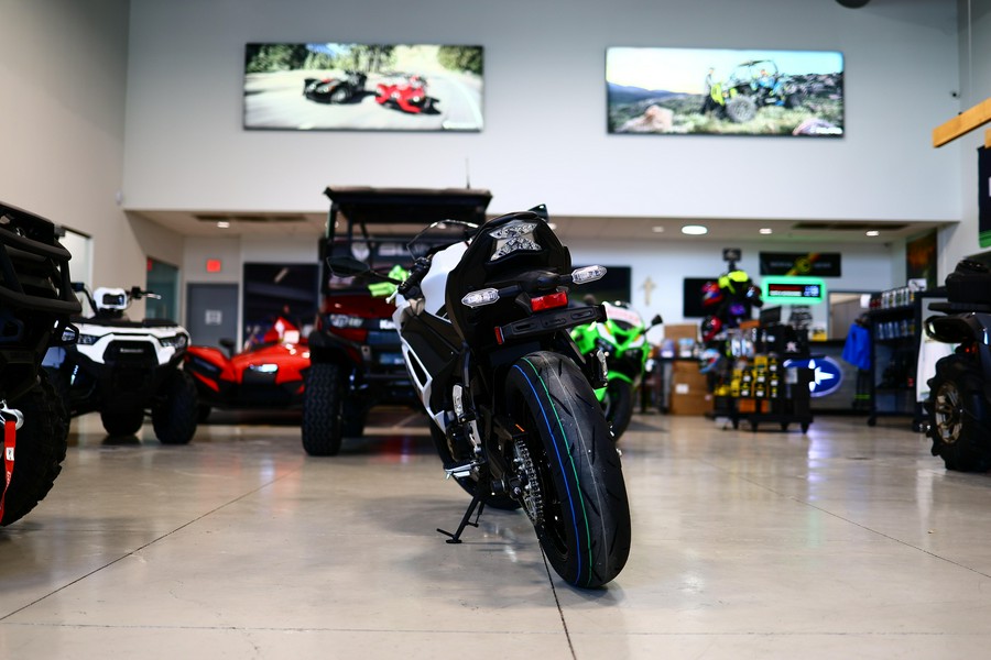 2026 Kawasaki NINJA 650 ABS Metallic Matte Whitish Silver Metallic Flat Spark Black