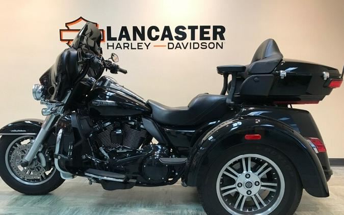 2018 Harley-Davidson Tri Glide Ultra Vivid Black FLHTCUTG