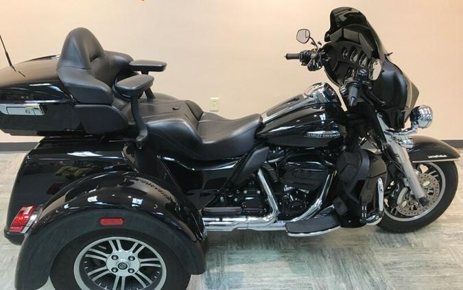 2018 Harley-Davidson Tri Glide Ultra Vivid Black FLHTCUTG