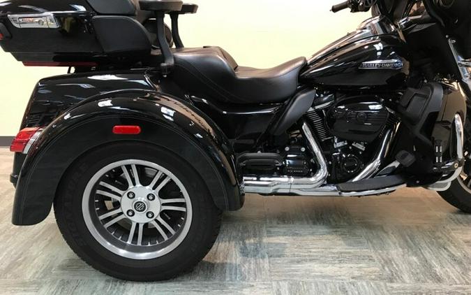 2018 Harley-Davidson Tri Glide Ultra Vivid Black FLHTCUTG