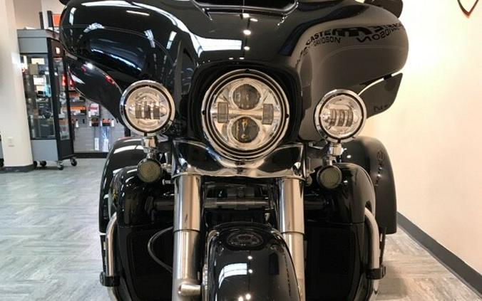 2018 Harley-Davidson Tri Glide Ultra Vivid Black FLHTCUTG