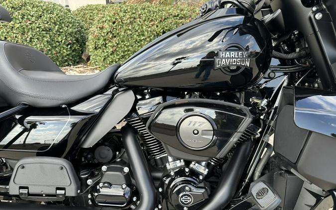 2025 Harley-Davidson Street Glide Ultra Vivid Black - Black Finish
